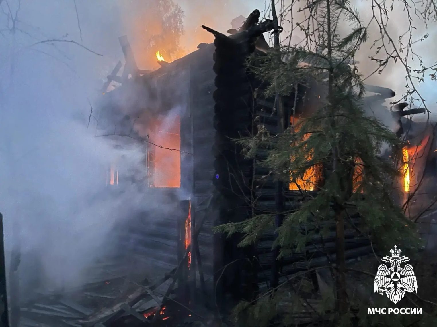 При пожаре в Нейском округе Костромской области погибла 58-летняя женщина