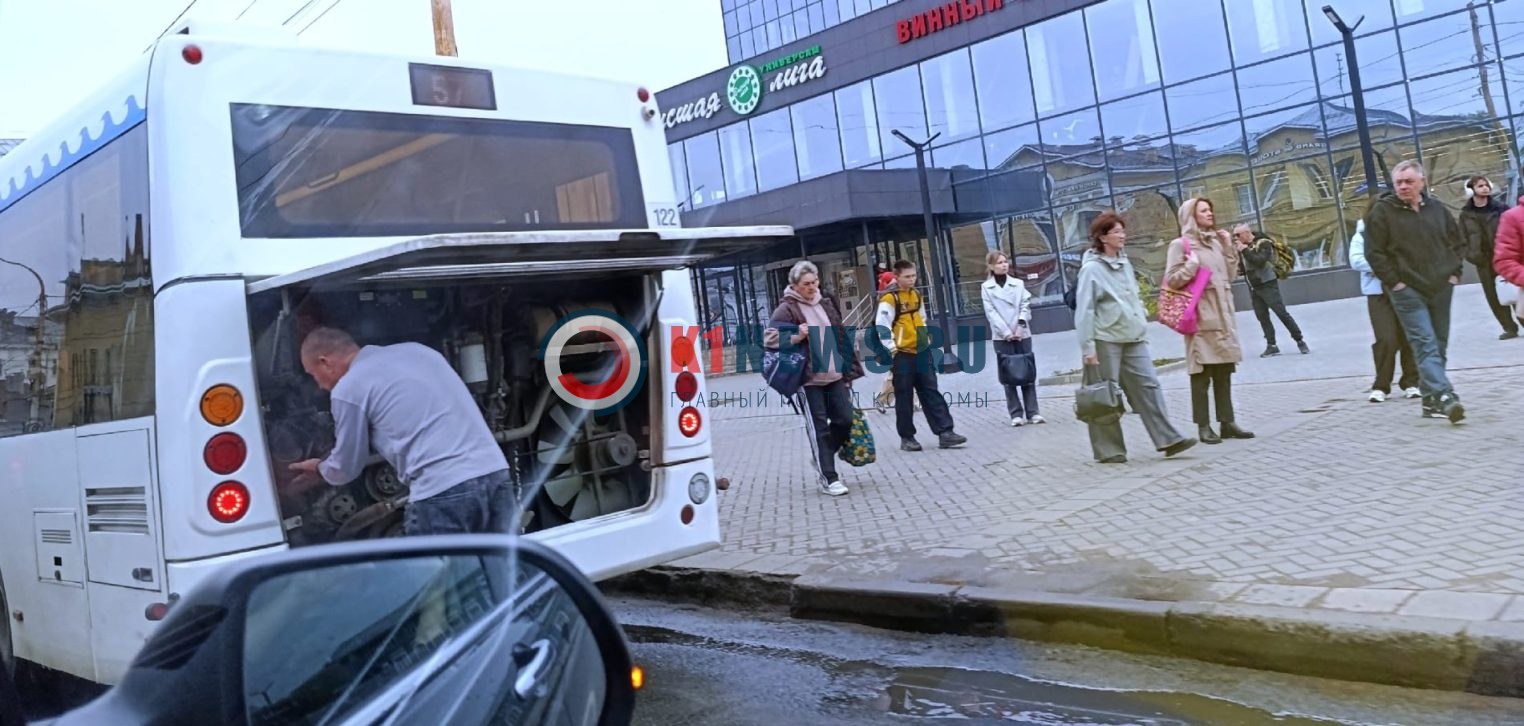 Дымящийся автобус выкатил прямо на центральную улицу Костромы