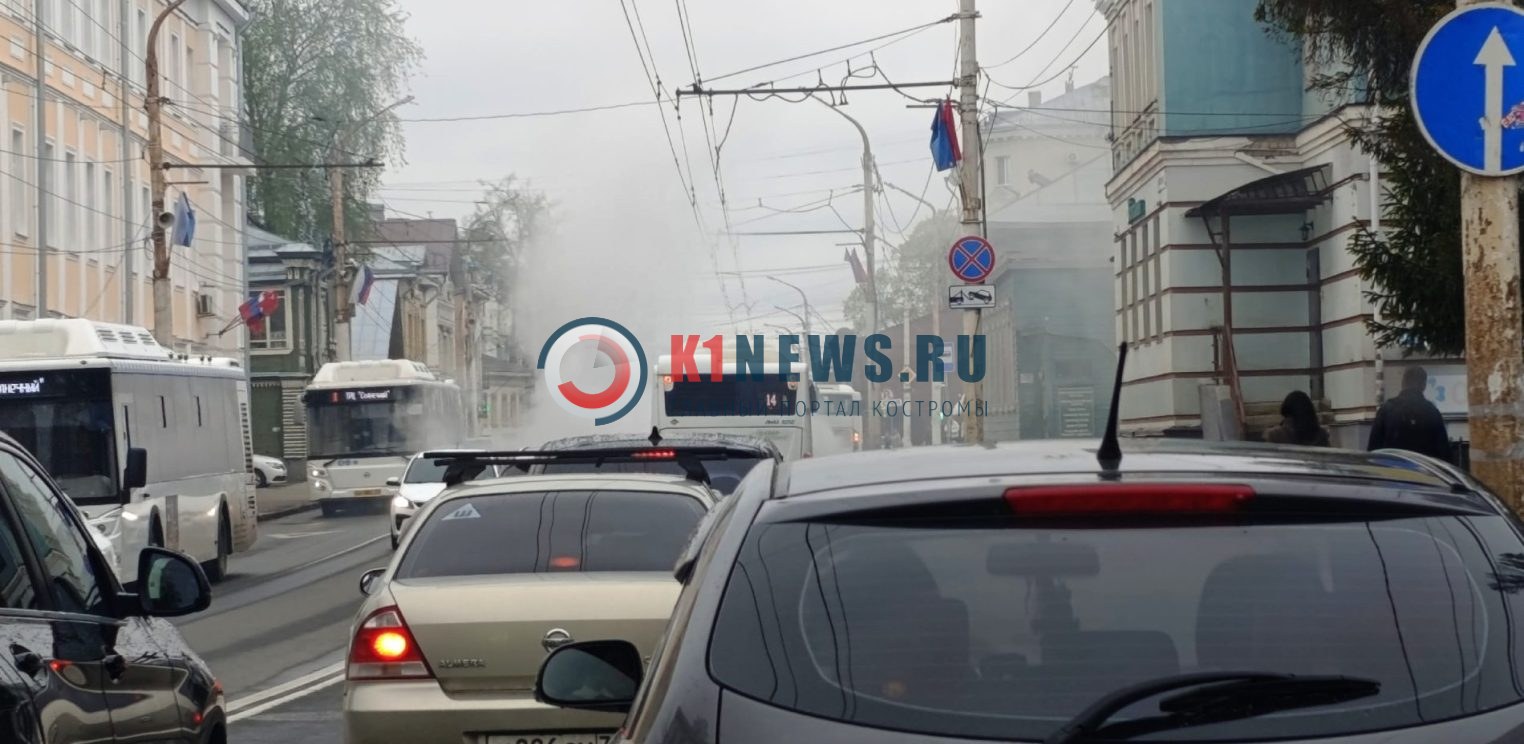 Дымящийся автобус выкатил прямо на центральную улицу Костромы