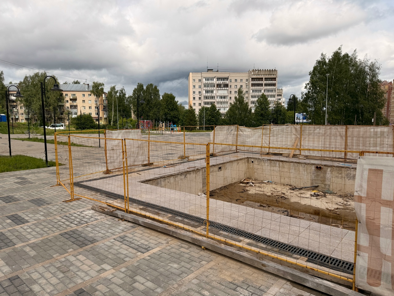 В Костроме сквер превращается из стройки в место для прогулок