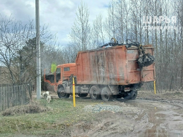 В Шарье мусоровоз провалился в яму с водой