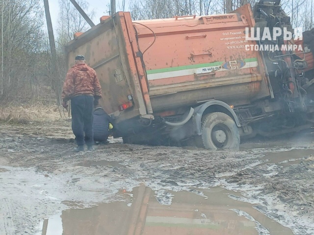 В Шарье мусоровоз провалился в яму с водой