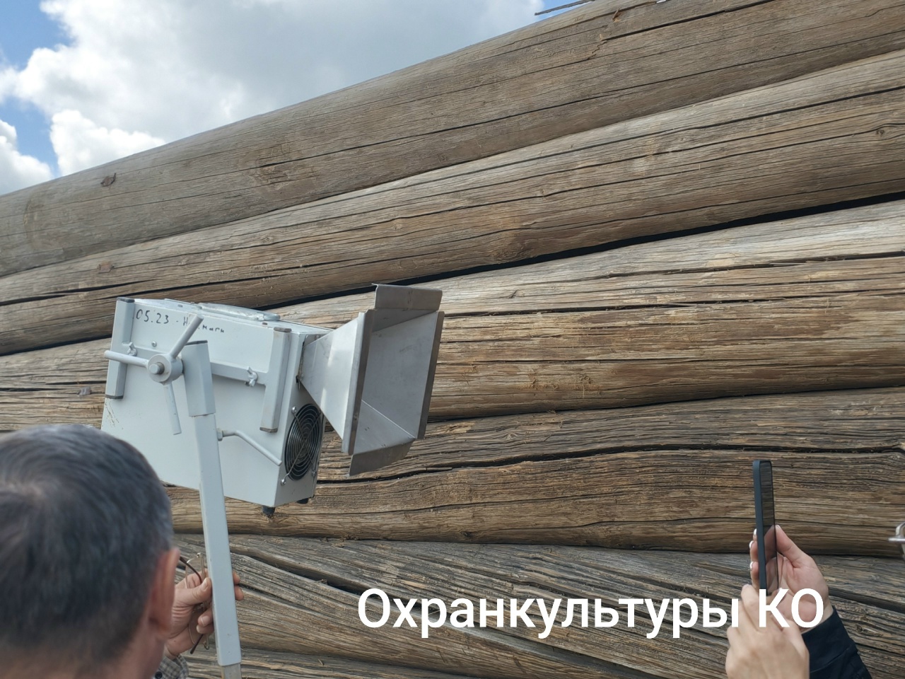 В Солигаличе взрослые мужики собирают конструктор при помощи микроволновки