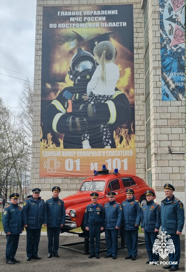 Памятник пожарной машине открылся в Костроме