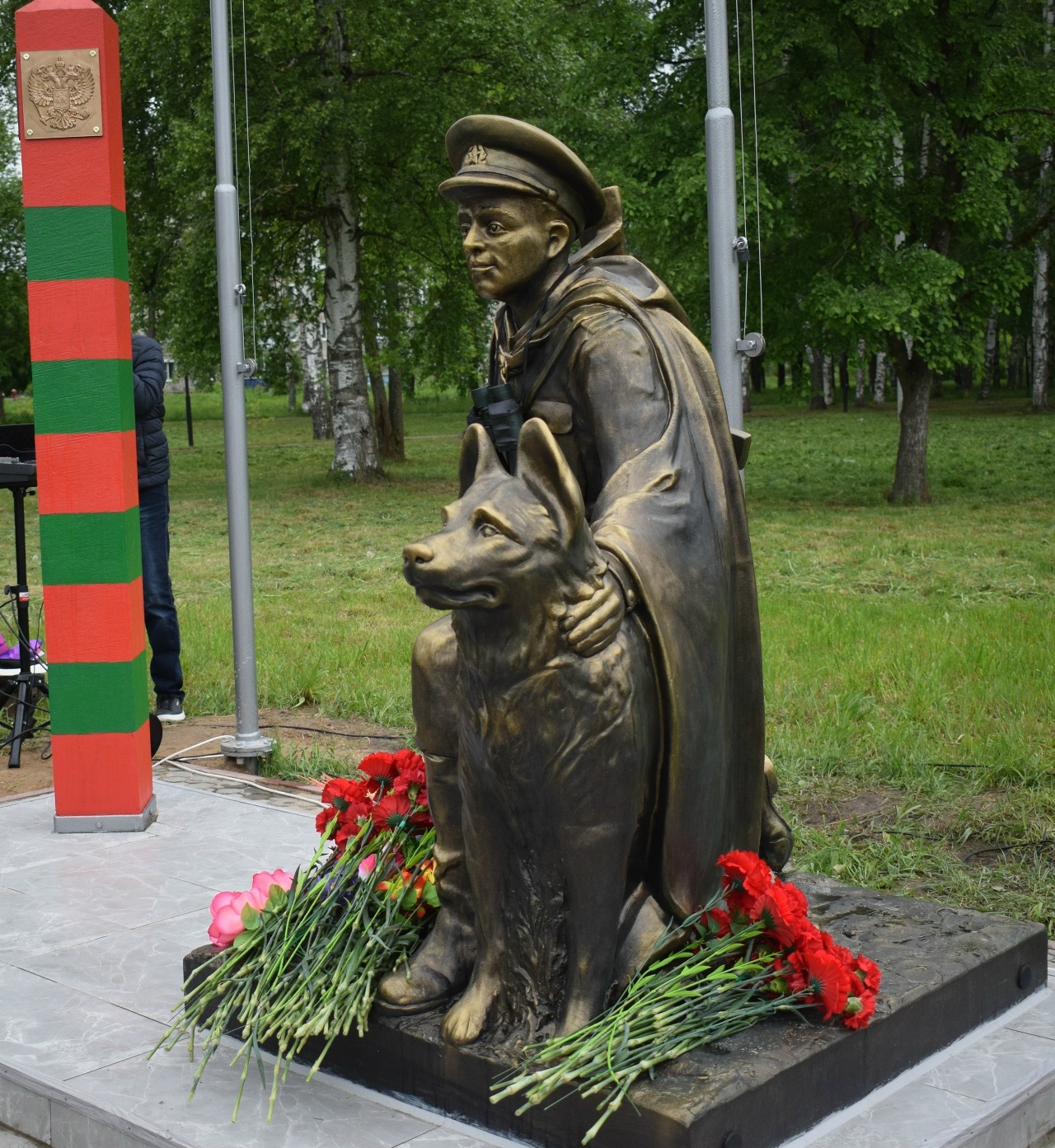Буй теперь охраняет бронзовый пограничник с собакой