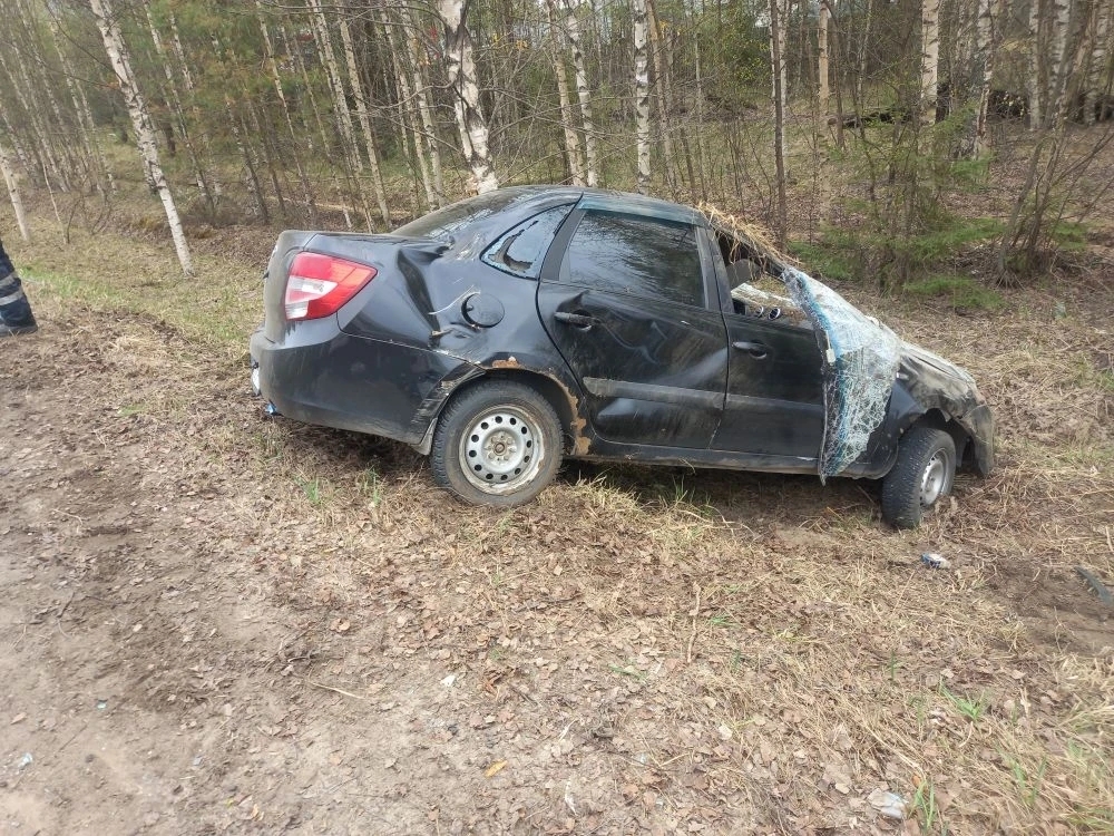 В Нейском районе водитель угодил в кювет, покалечив пассажира