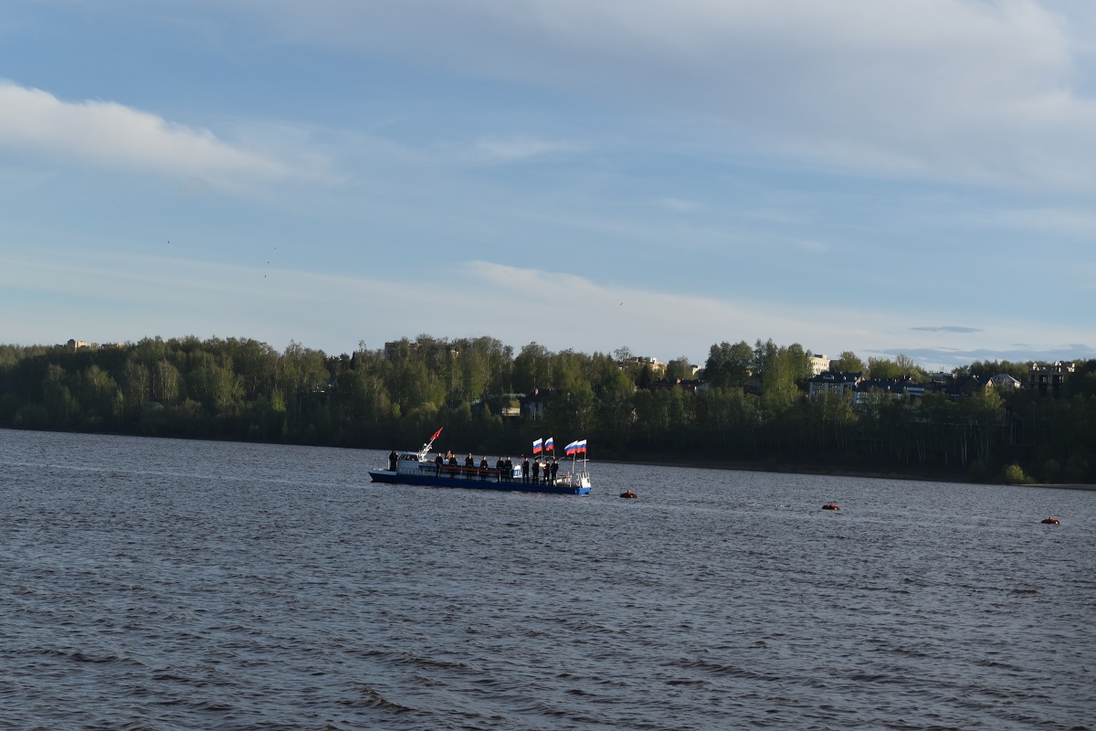 Костромичи спустили на воду Волги венки Победы
