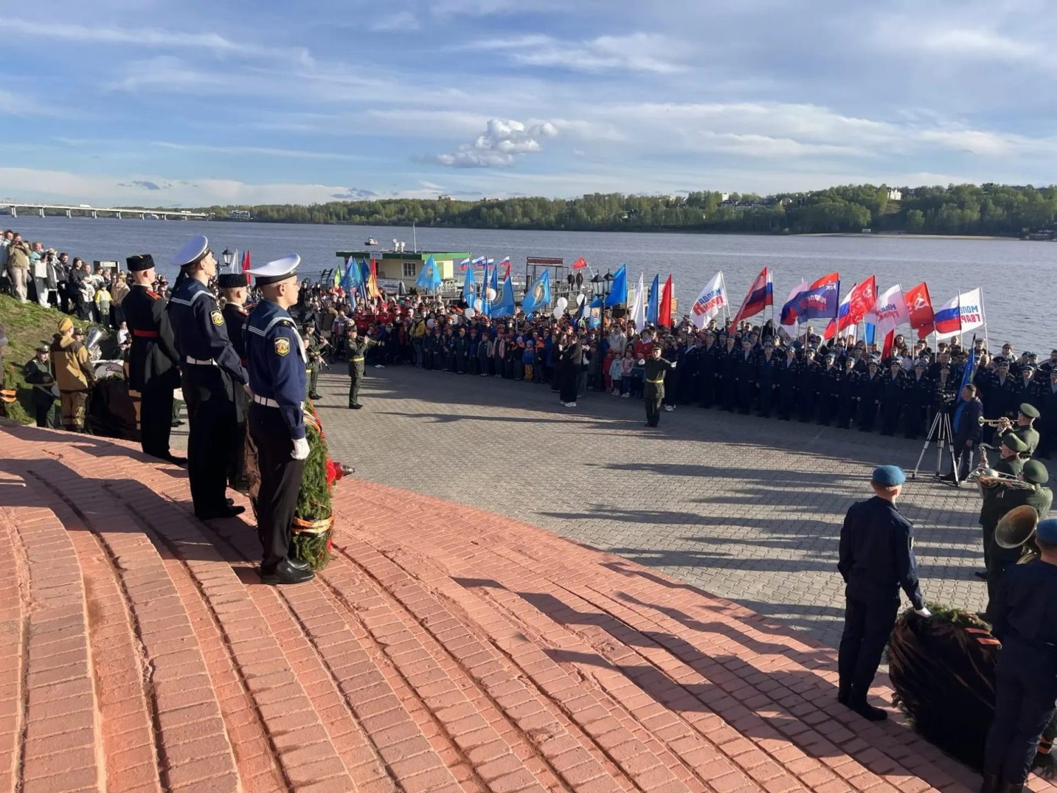 Костромичи спустили на воду Волги венки Победы