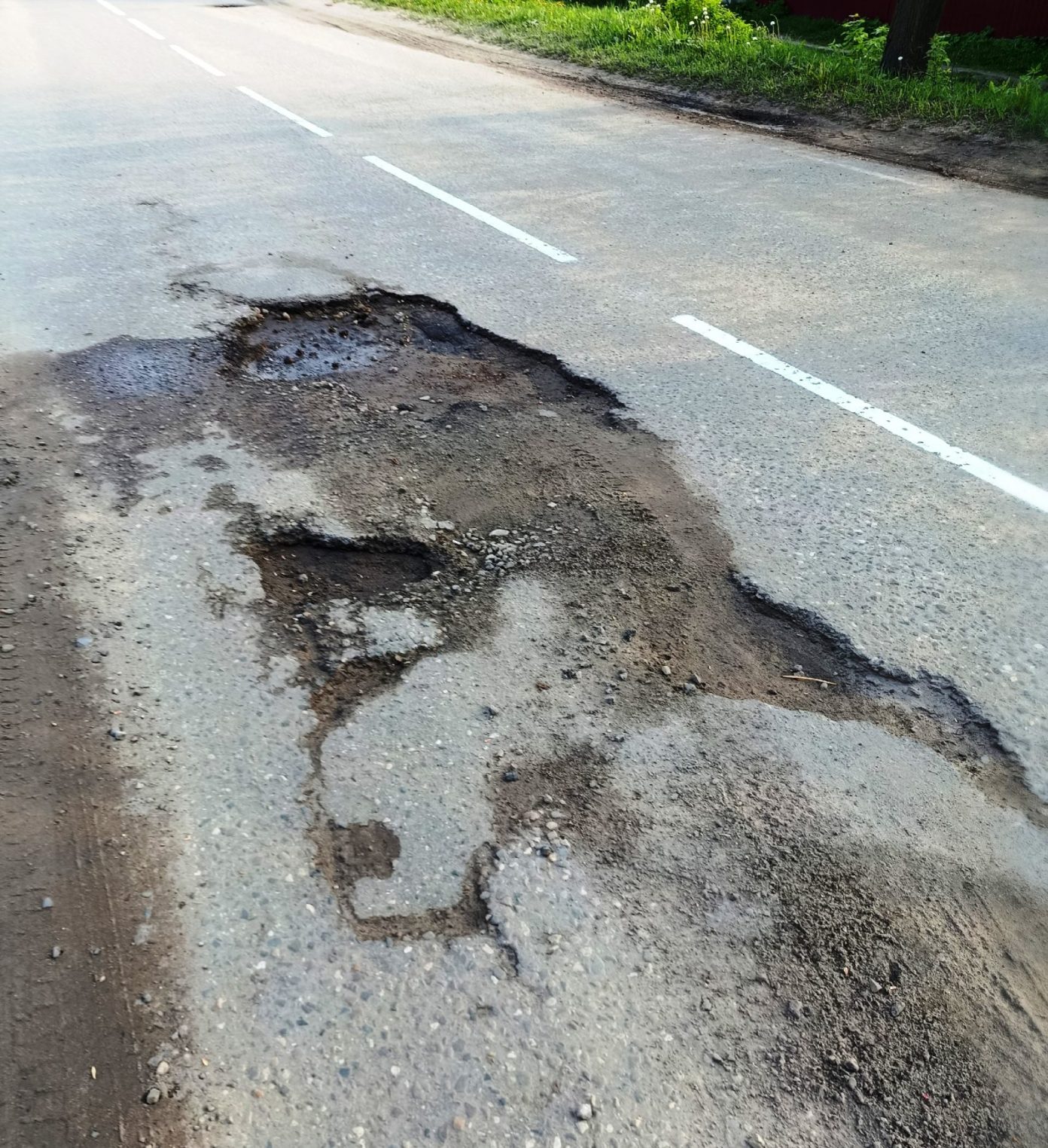 Под Костромой украсили старые ямы на дороге свежей разметкой