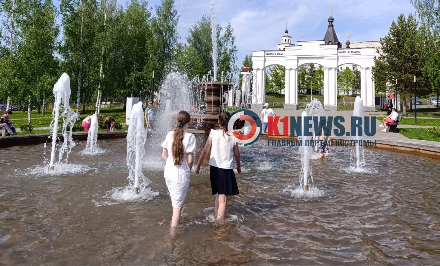 Костромские дети уже открыли купальный сезон в фонтанах