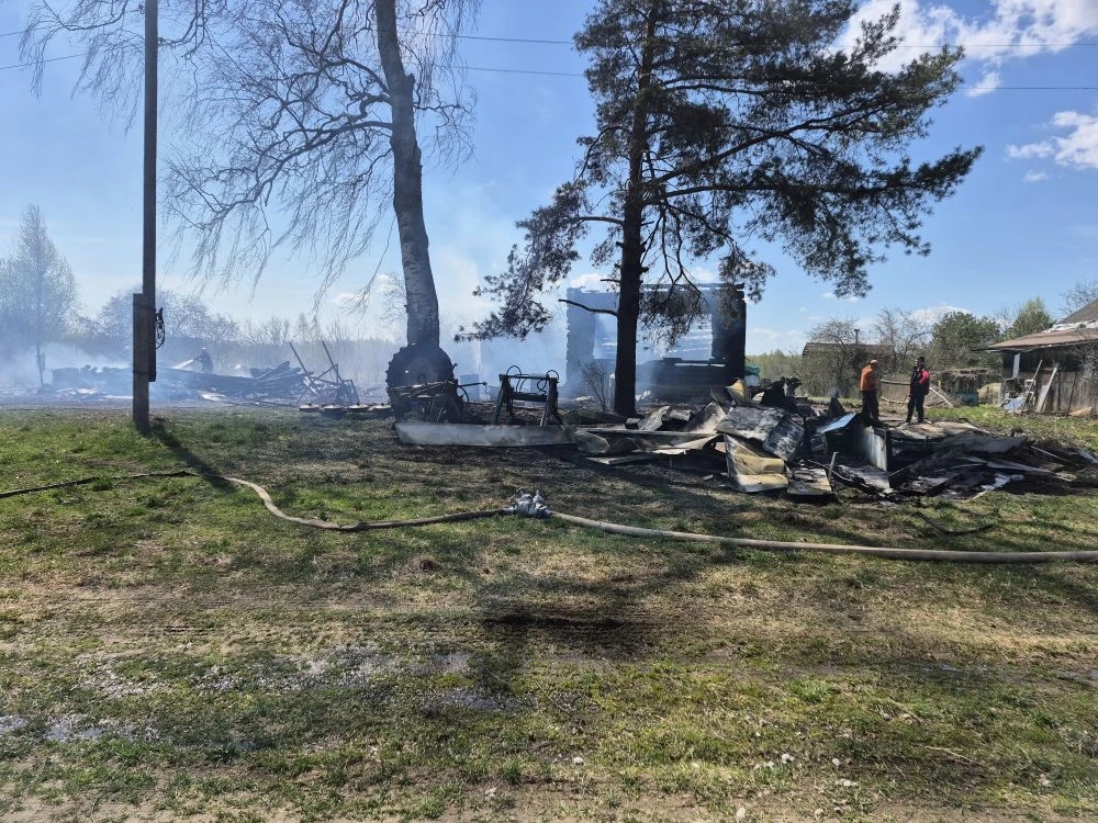 Огонь в деревне под Костромой уничтожил сразу два дома