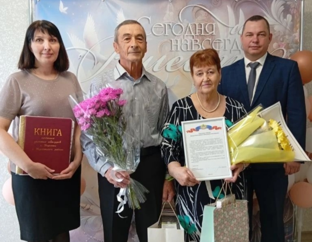 Вместе со школьной скамьи: костромская пара отпраздновала полвека совместной жизни
