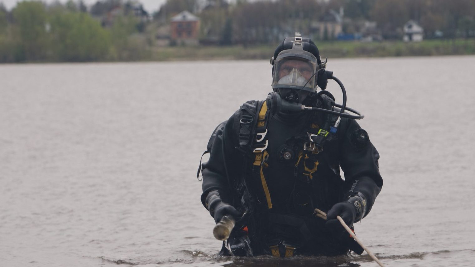 Костромские водолазы начали большую «охоту» за мусором на дне Волги