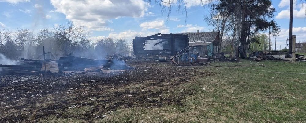 Огонь в деревне под Костромой уничтожил сразу два дома
