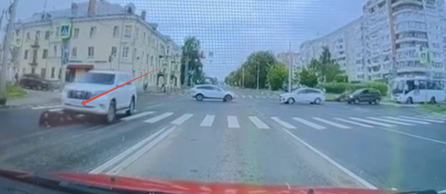 Шокирующие кадры: в центре Костромы иномарка проехала прямо по подростку