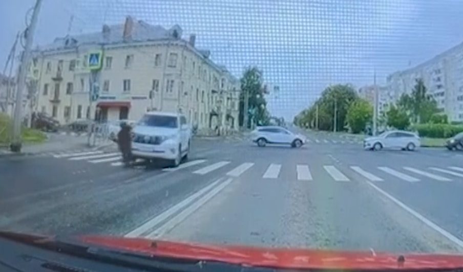 Шокирующие кадры: в центре Костромы иномарка проехала прямо по подростку