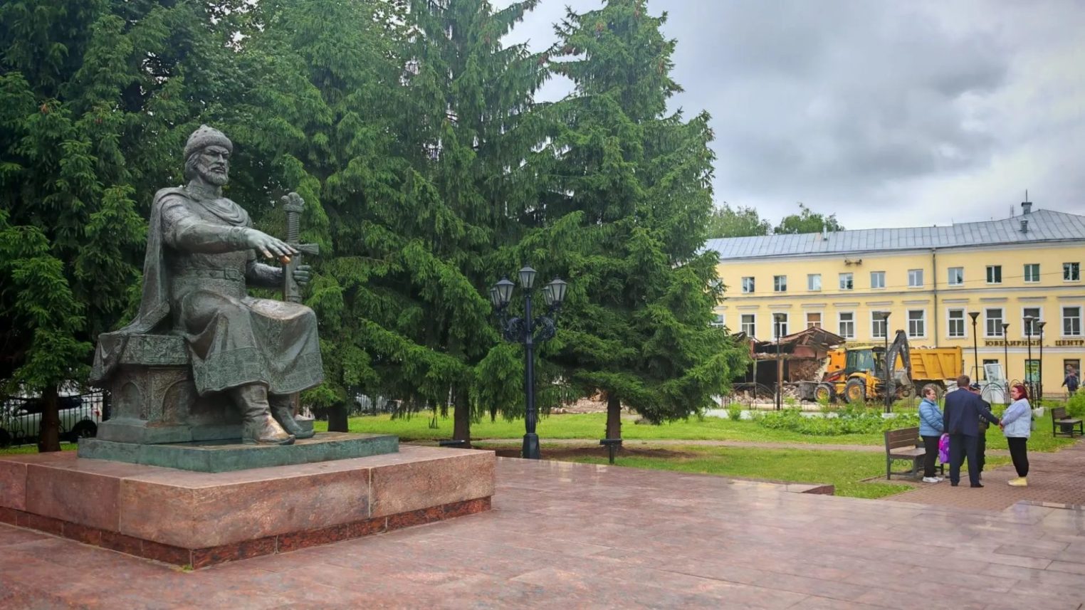 В центре Костромы прямо сейчас сносят заброшку у памятника Юрию Долгорукому