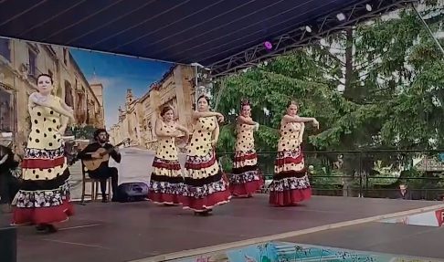 Триста человек три дня разгоняли тучи испанскими танцами в Костроме