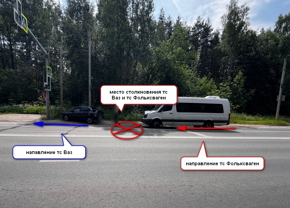 В Костроме автобус протаранил легковушку, пострадал водитель