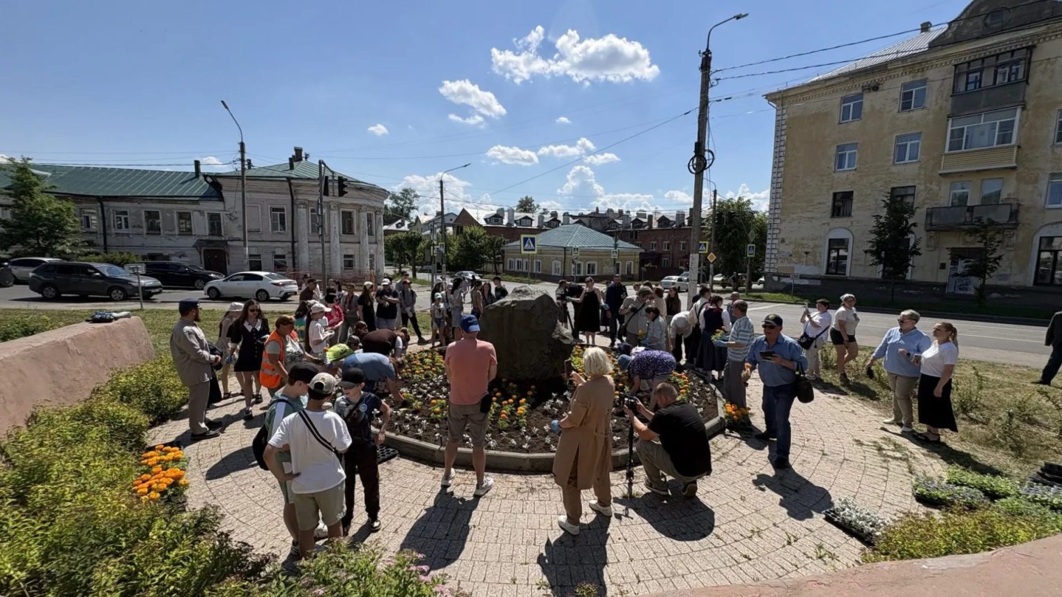 Кострома встречает День России красивой цветочной акцией
