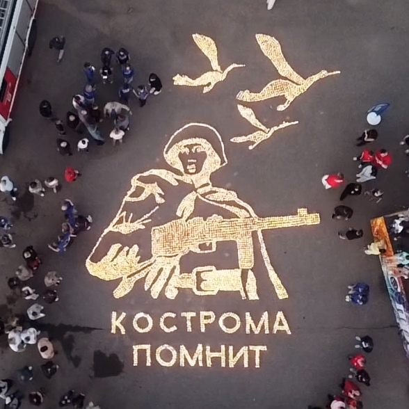 Костромская молодёжь создала огненную картину из 8 тысяч свечей