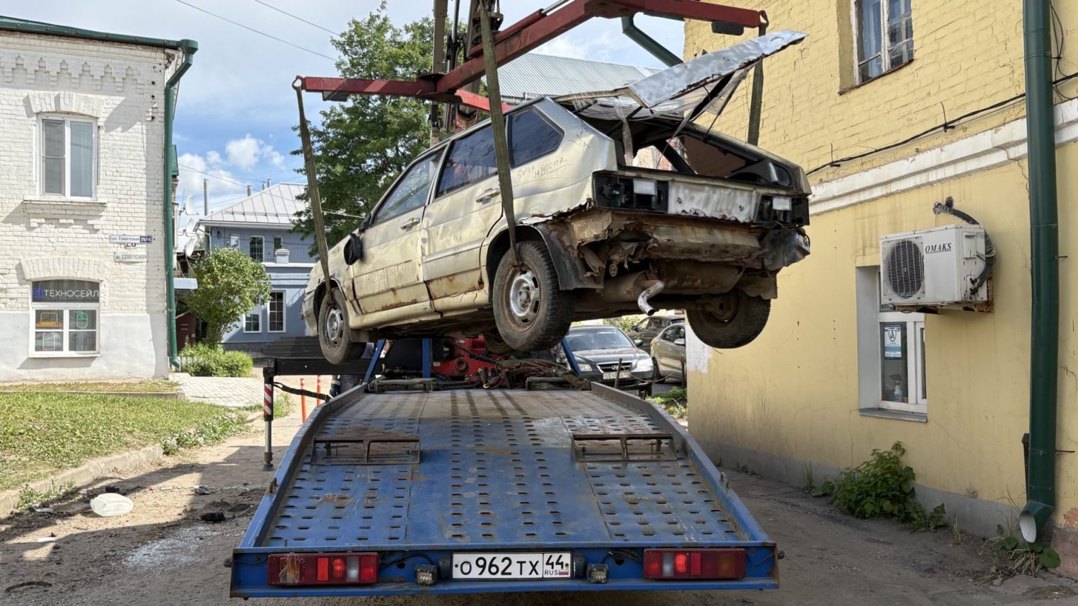 Костромские дворы принялись активно зачищать от забытых автомобилей