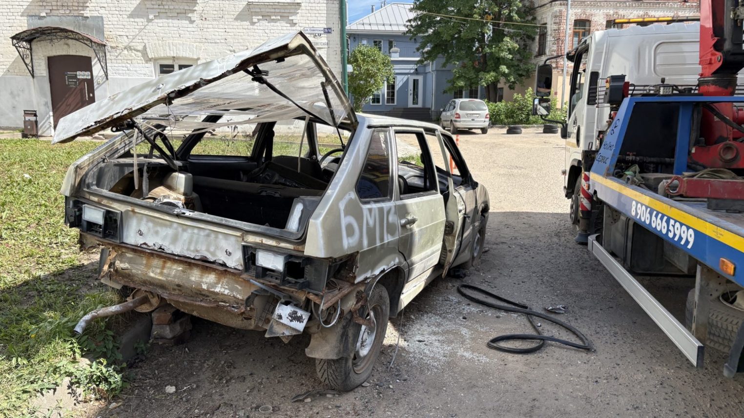 Костромские дворы принялись активно зачищать от забытых автомобилей
