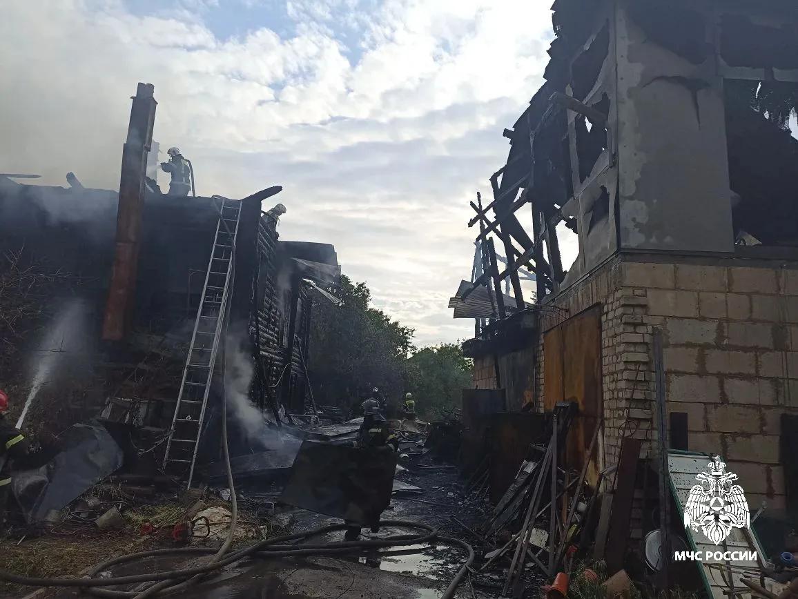 Спасатели всю ночь тушили деревянный дом на улице 8 Марта в Костроме
