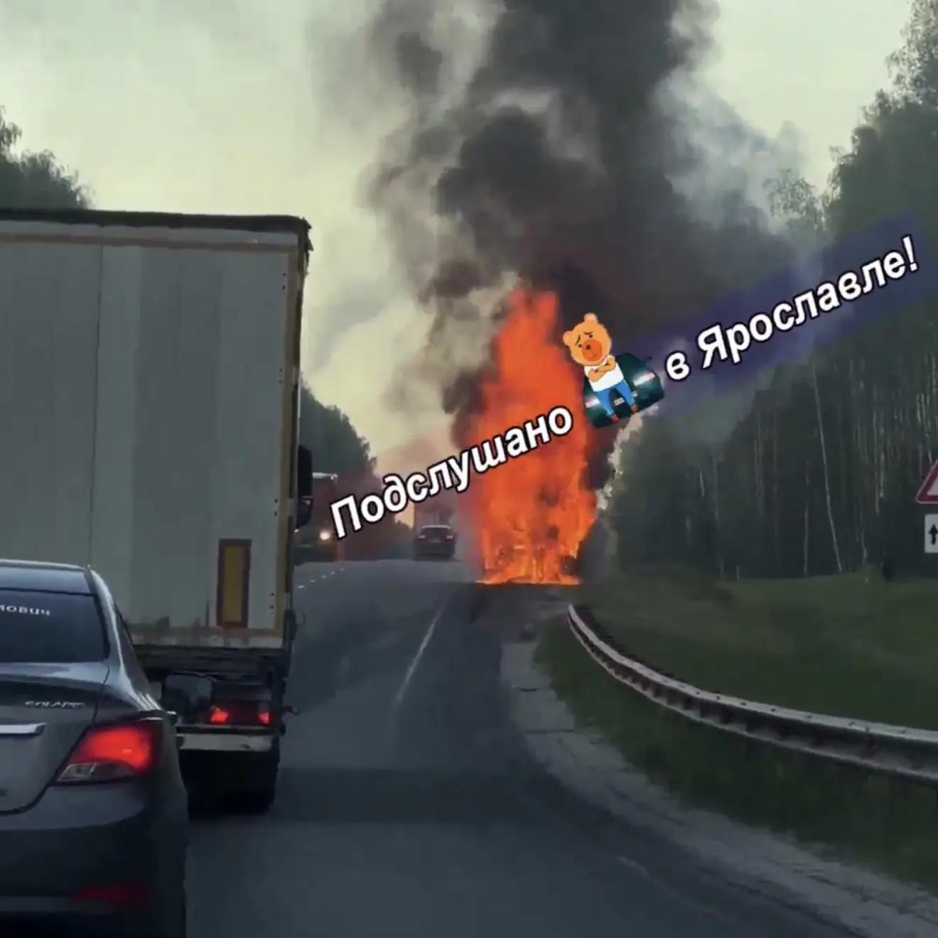 Туристический автобус вспыхнул на трассе между Ярославлем и Костромой