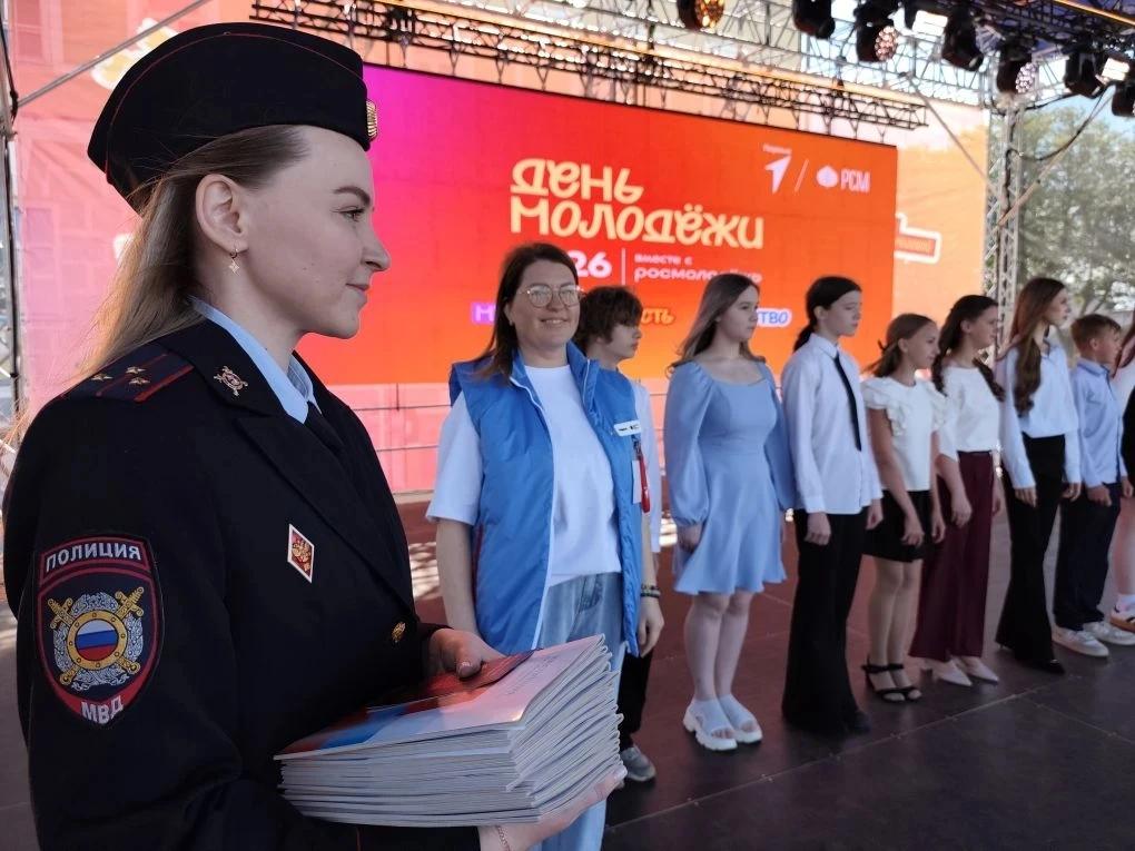 В День молодежи полицейские вручили юным костромичам первые паспорта и права