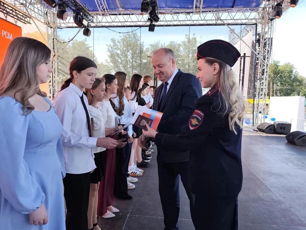 В День молодежи полицейские вручили юным костромичам первые паспорта и права