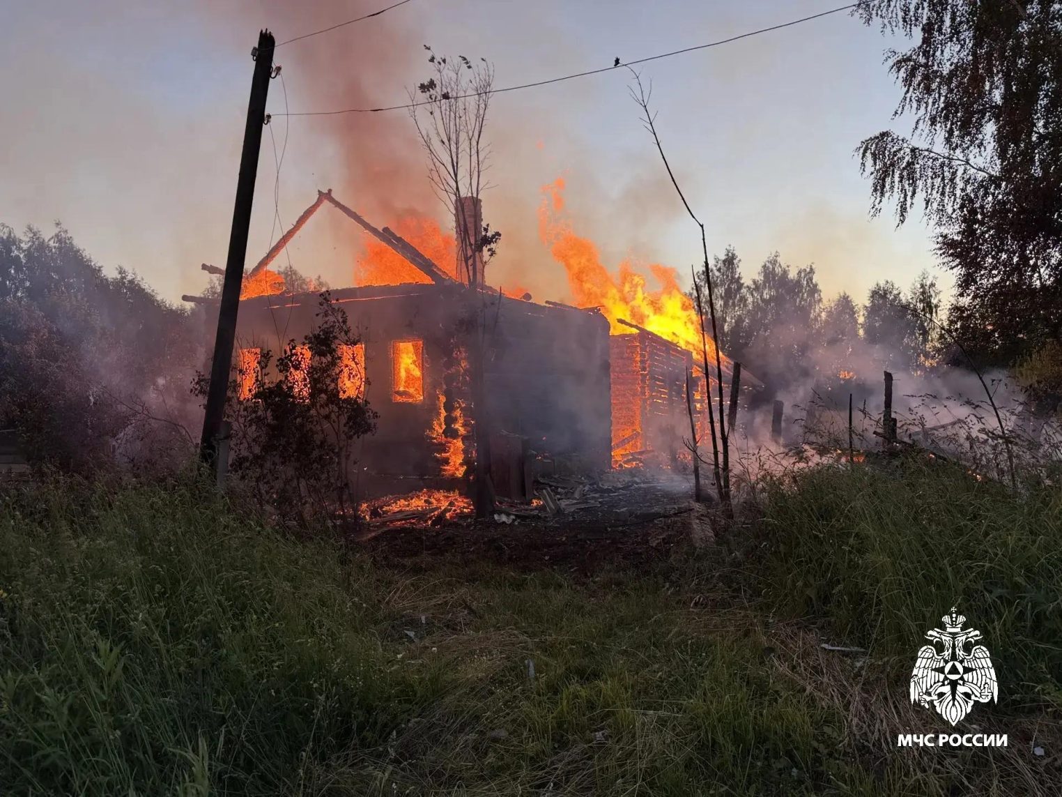 Пожар оставил от дома в Костромской области одни угольки