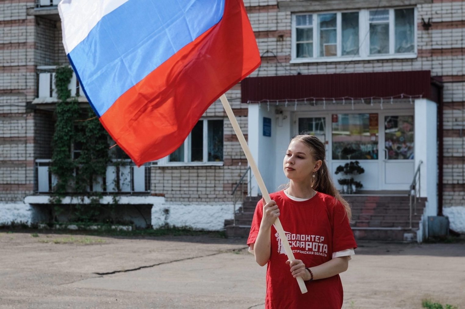 В Костроме будущие медики выстроились в огромную надпись «Россия»