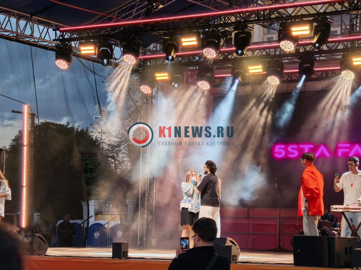 Красные дипломы, «5sta Family» и предложение на сцене: как Кострома отметила День молодёжи