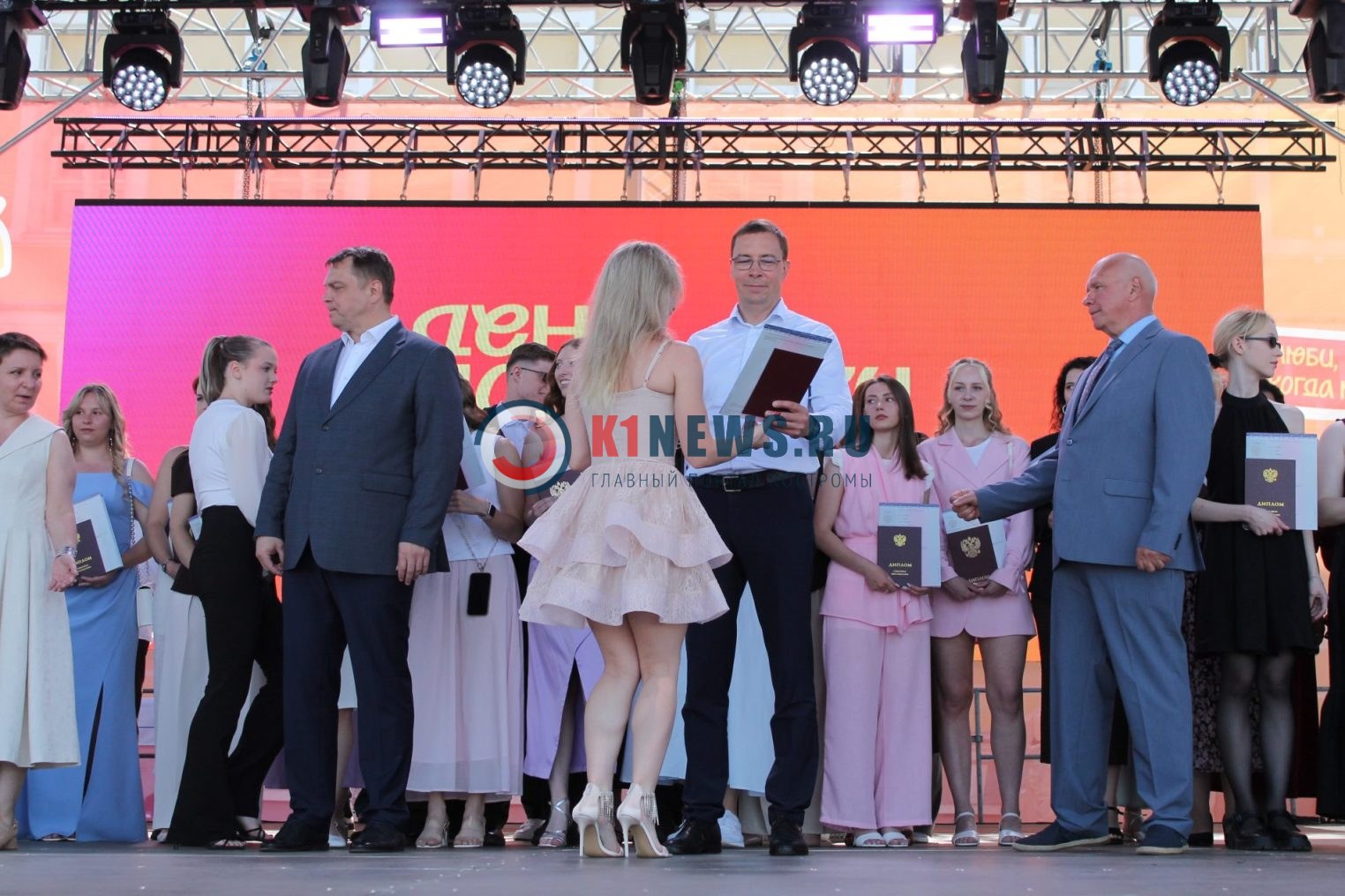 Красные дипломы, «5sta Family» и предложение на сцене: как Кострома отметила День молодёжи