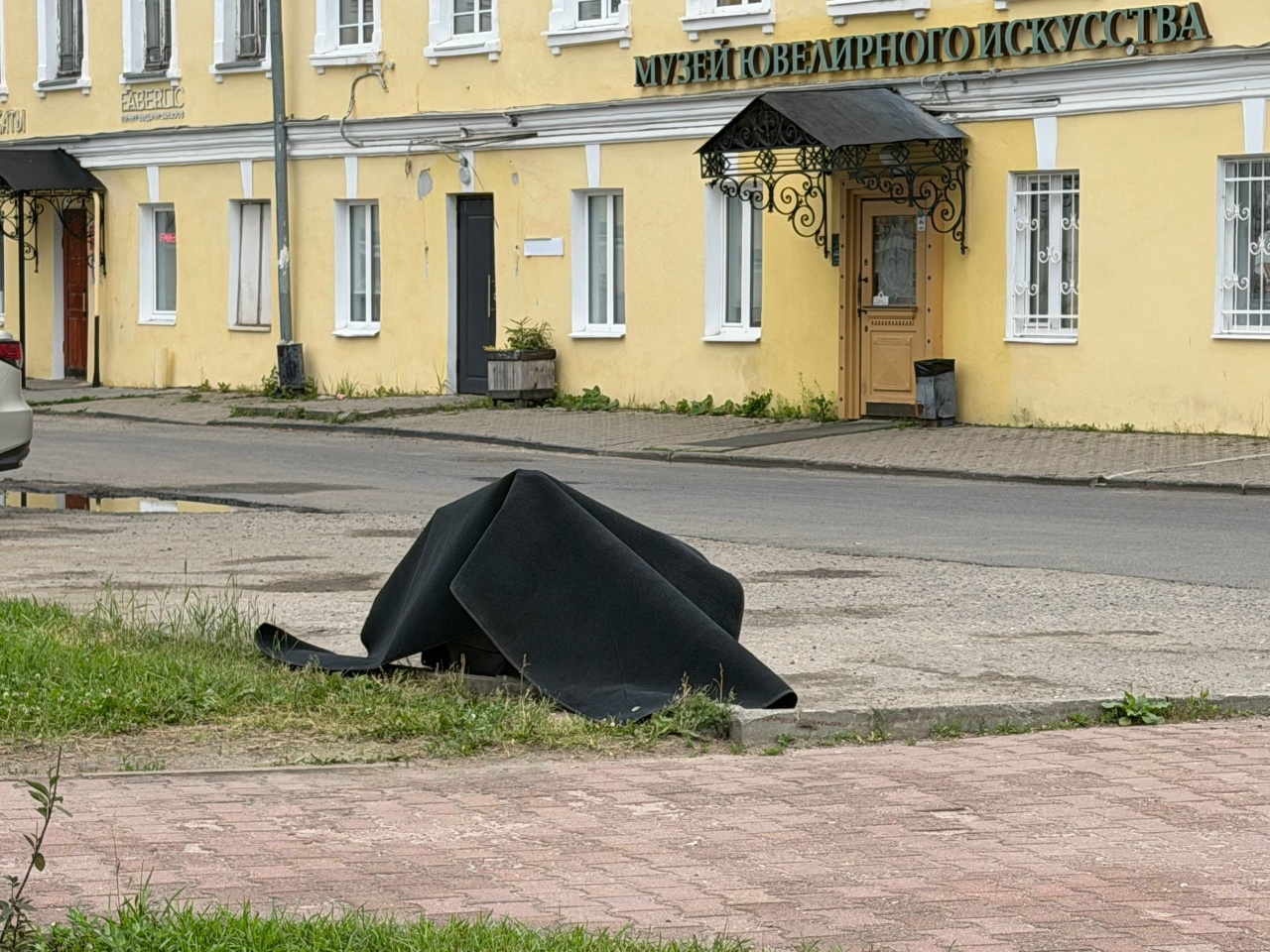Памятник ювелиру-кустарю в Костроме погиб в ДТП
