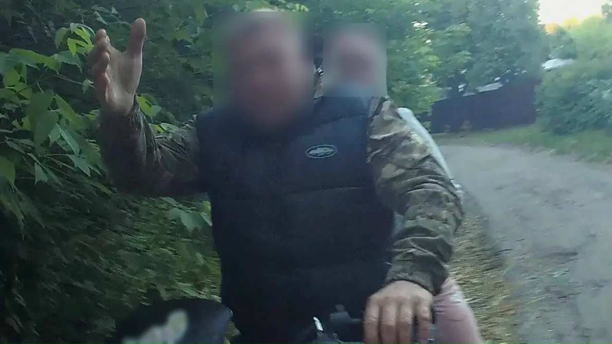Жители костромского райцентра спьяну гоняли на мопеде без шлемов