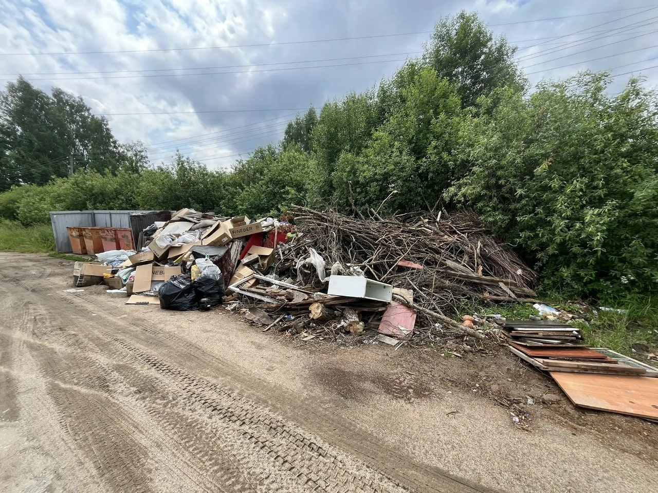 Прокуратура велела убрать дымящуюся свалку в костромском райцентре