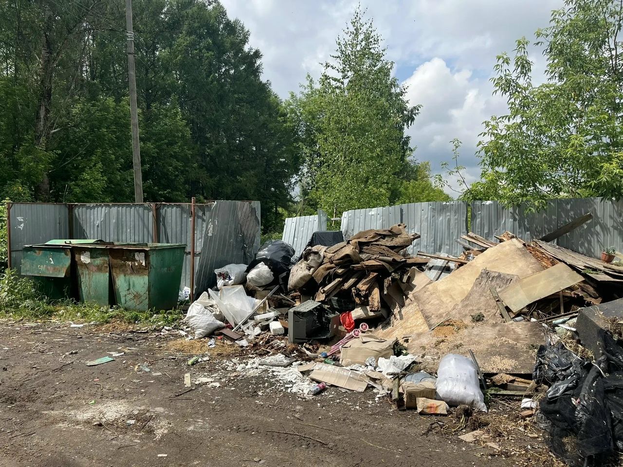 Прокуратура велела убрать дымящуюся свалку в костромском райцентре