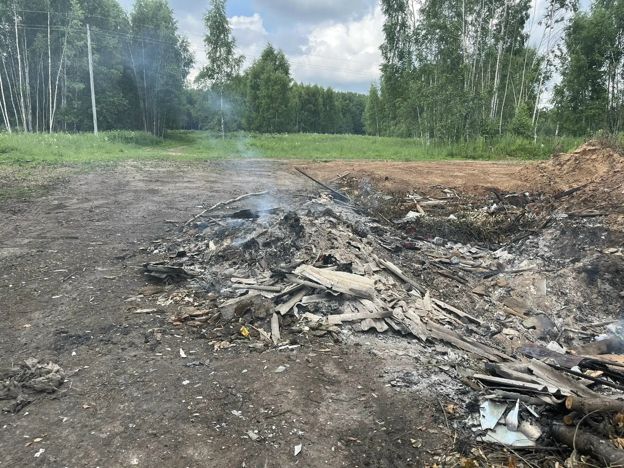 Прокуратура велела убрать дымящуюся свалку в костромском райцентре