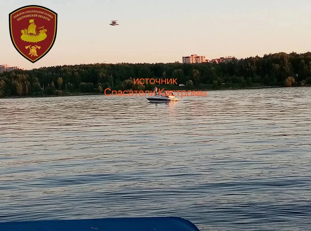 Костромская семья застряла в дрейфующей посреди Волги лодке
