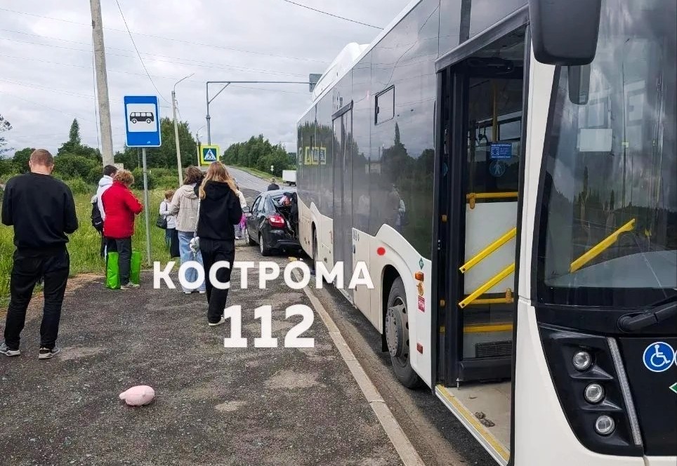 Неуправляемая «Лада» врезалась в автобус с пассажирами под Костромой