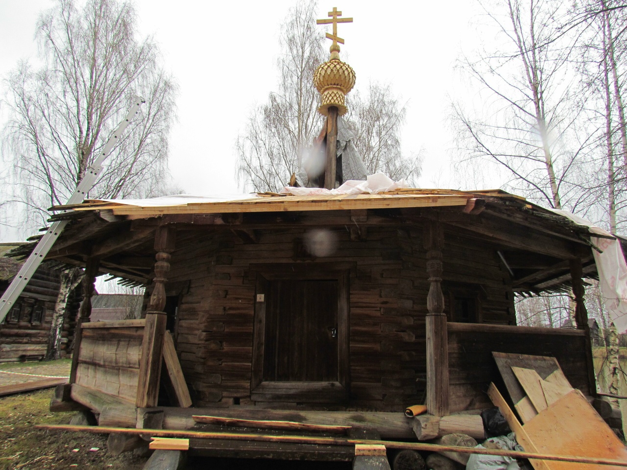 В Костроме ремонтируют одну из самых необычных деревянных часовен
