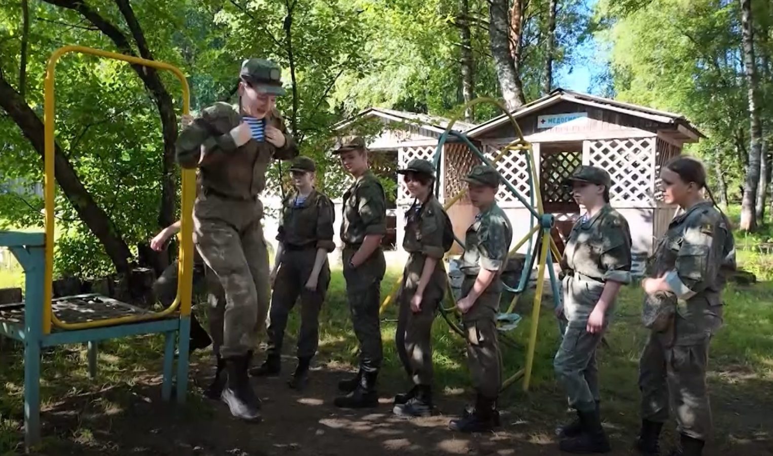 30 юных костромичей упали с неба