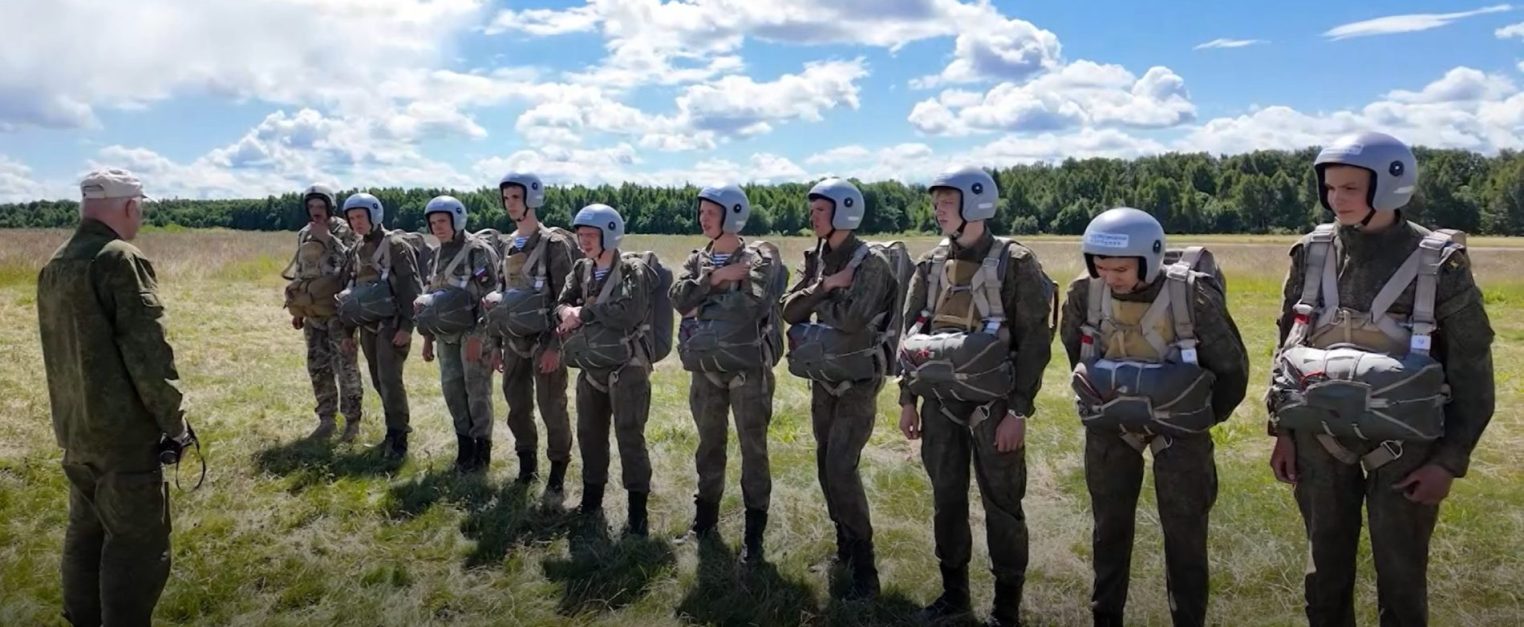 30 юных костромичей упали с неба