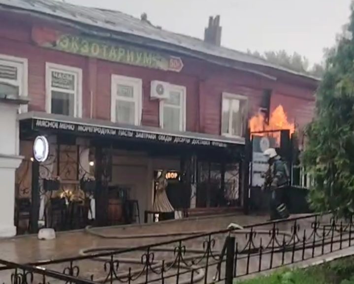 В центре Костромы после удара молнии загорелся дом