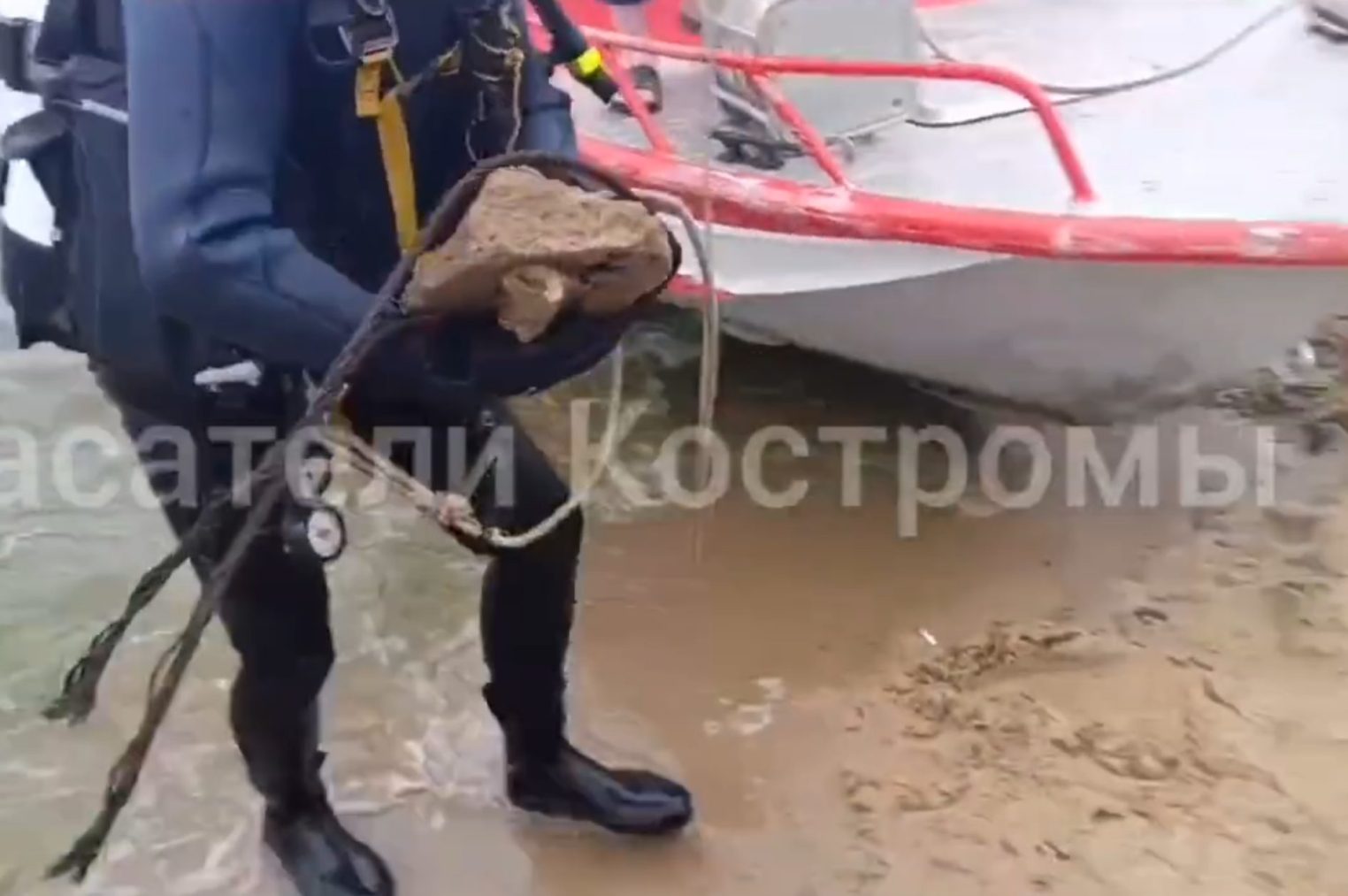 На городском пляже Костромы с помощью дрона со дна подняли опасный объект
