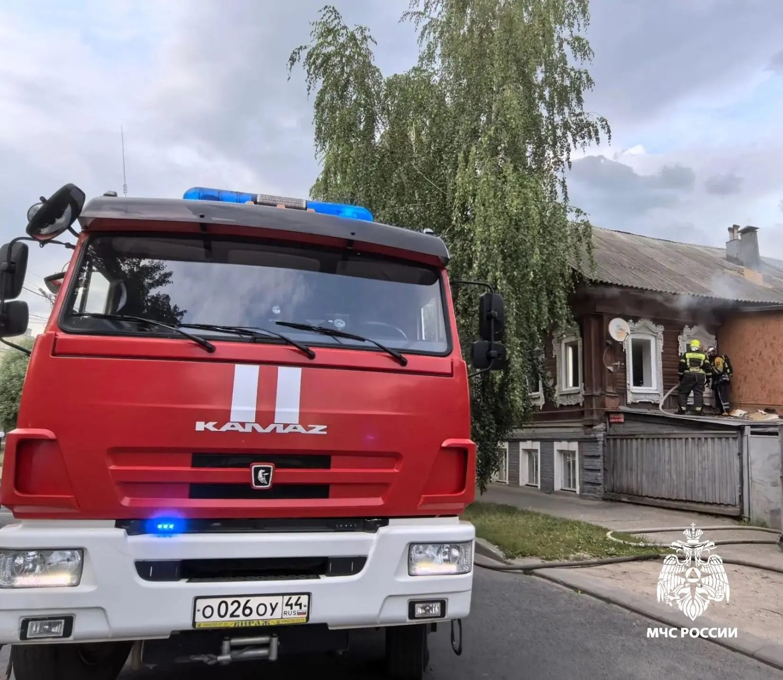 Пожар тушат на улице Долматова в Костроме