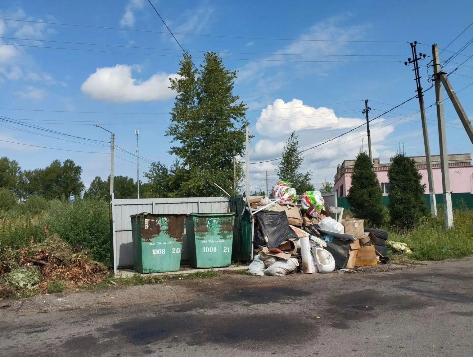 В Костроме регоператору дали сутки на очистку контейнерных площадок от мусора
