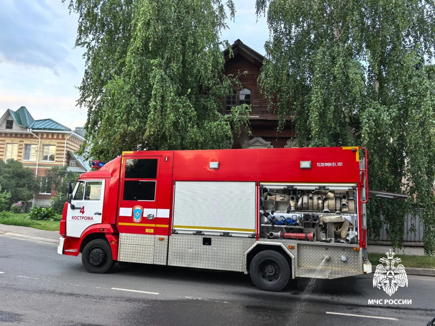Пожар тушат на улице Долматова в Костроме